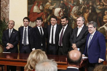 Da sinistra, l'AD Enel Francesco Starace, il sindaco di Perugia Andrea Romizzi, di Cagliari Massimo Zedda, il Premier Matteo Renzi, il sindaco di Bari Antonio Decaro, di Venezia Luigi Brugnaro, e di Catania Enzo Bianco, durante la conferenza stampa di presentazione del piano sulla banda larga, Roma, 7 Aprile 2016. ANSA/ GIUSEPPE LAMI
