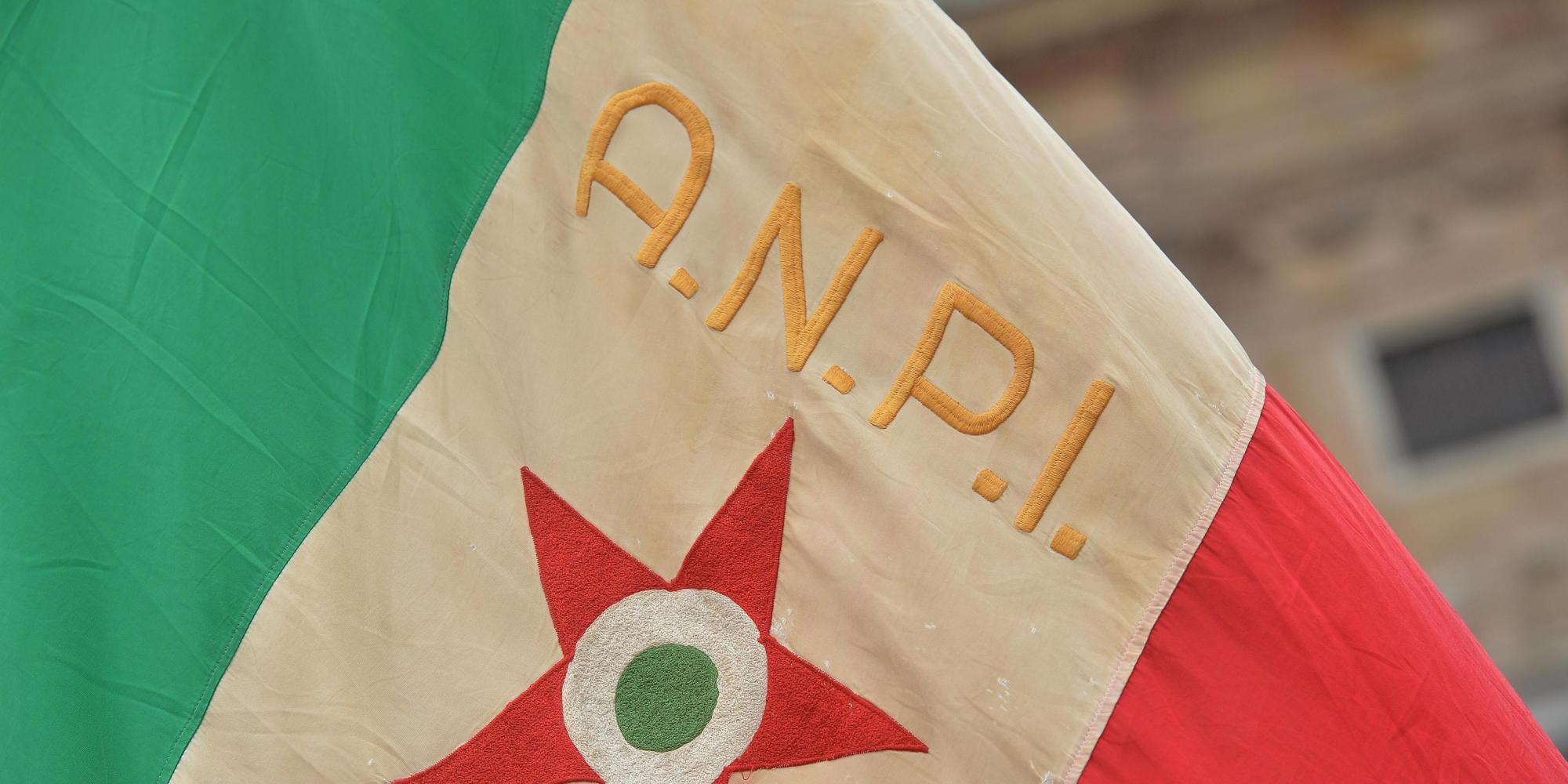 Bandiere tricolore dell'ANPI sventolano dal sacrario dei caduti per la liberazione dal ponte Monumentale in via XX settembre, 25 aprile a Genova. ANSA