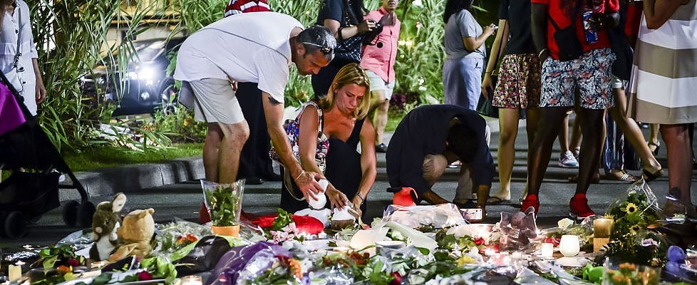 Deposti fiori a Nizza sul luogo della strage terroristica