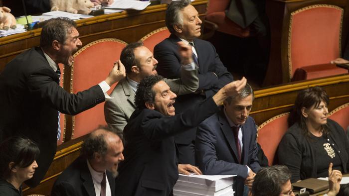 bagarre in senato sull'omicidio di Fermo