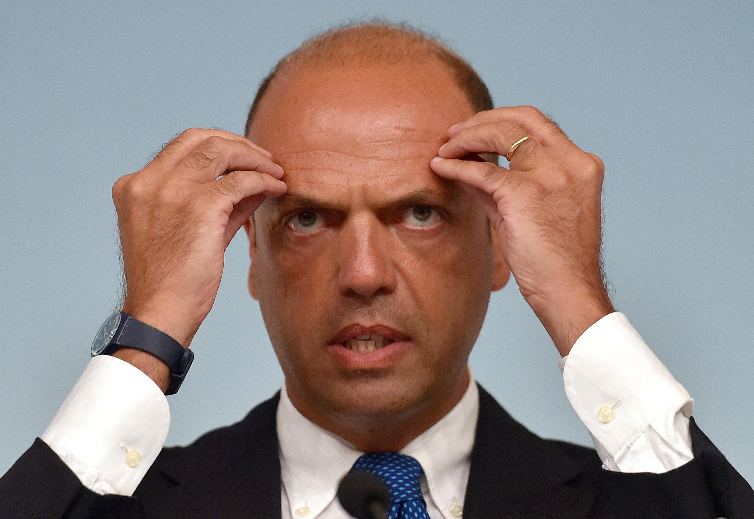 Il ministro dell'Interno Angelino Alfano durante la conferenza stampa al termine del Consiglio dei ministri, Roma, 27 agosto 2015. ANSA/ETTORE FERRARI