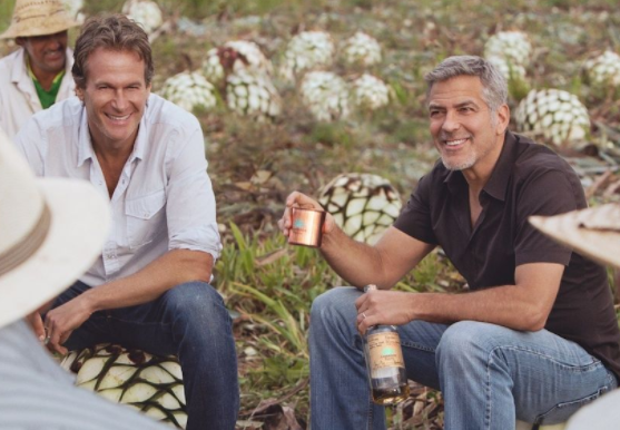 George Clooney - una foto con i produttori di tequila