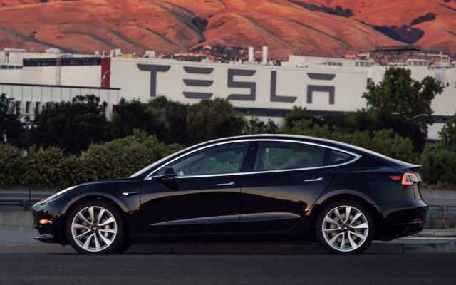 Tesla model 3 quanto costa davvero