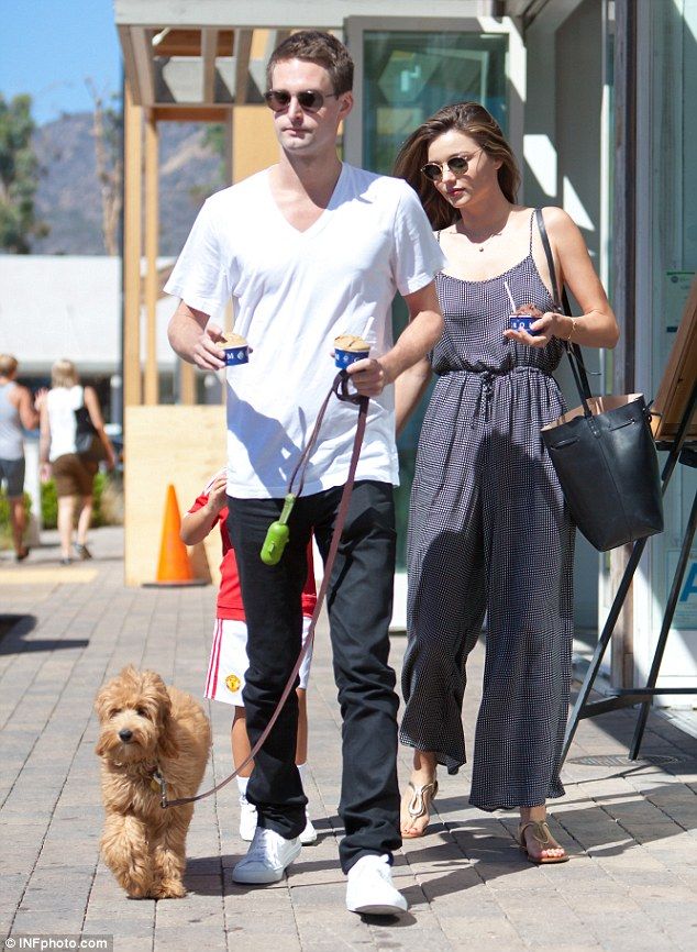 Miranda Kerr e Evan Spiegel a spasso con il cucciolo