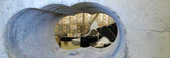 Caveau svaligiato grazie a tunnel sotterraneo