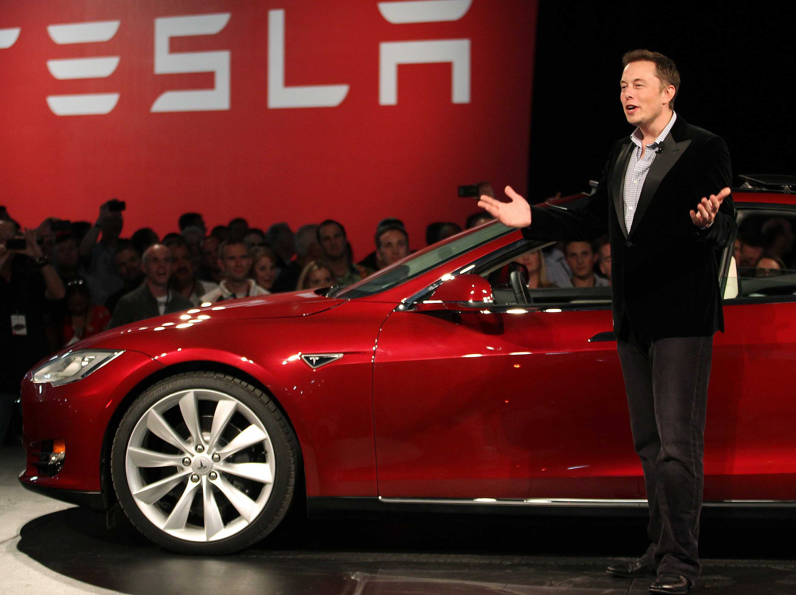 elon-musk-presenta-tesla-roadster