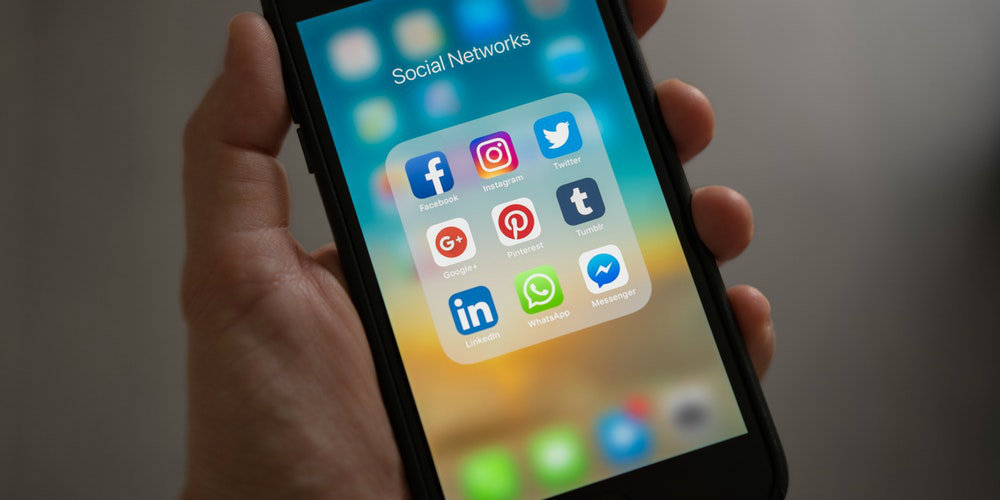 Facebook guarda le tue foto: ecco cosa fa quando usi Messenger