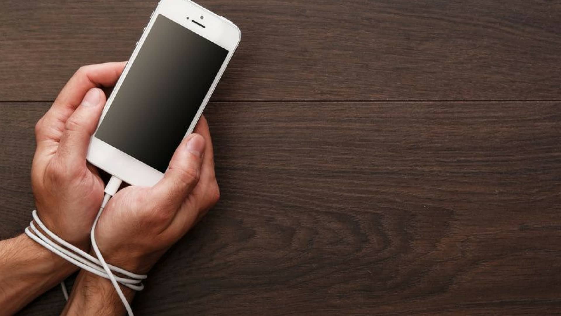 troppo-telefono-millennial