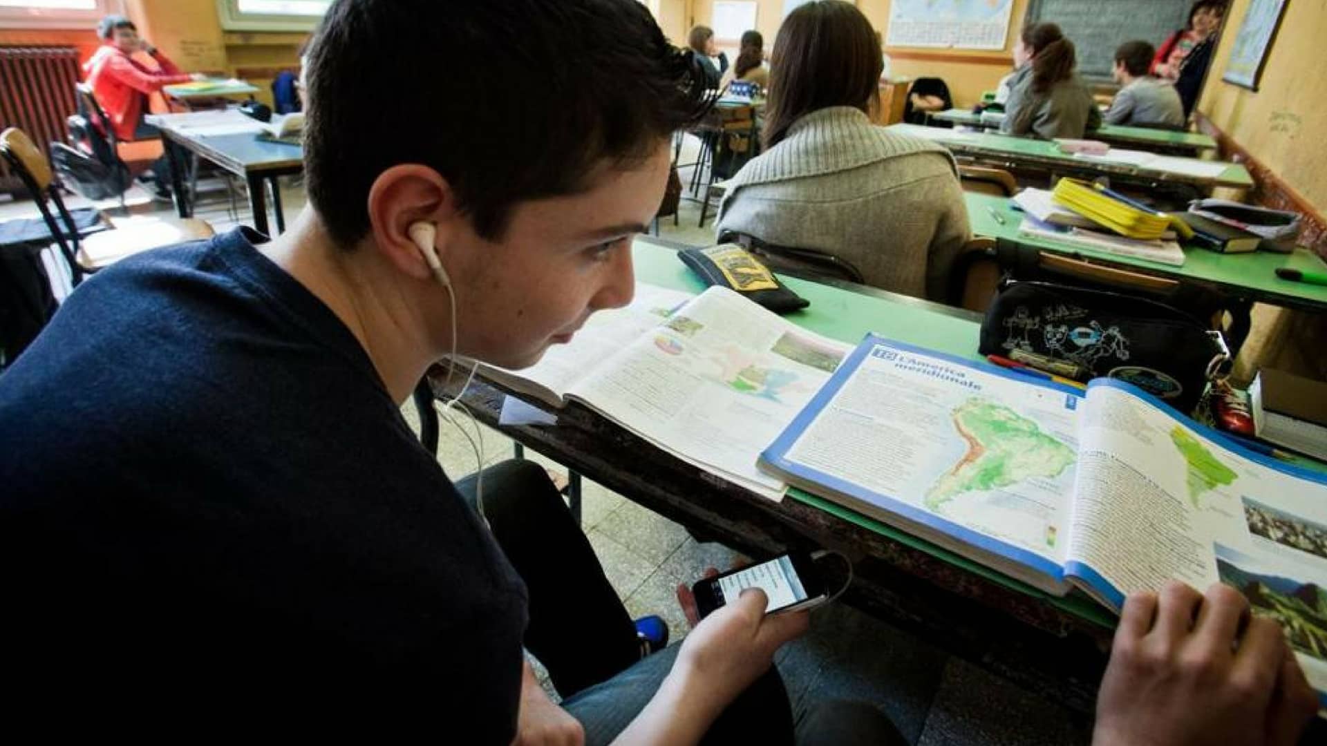 francia-divieto-cellulari-a-scuola