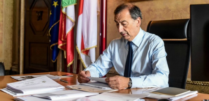Giuseppe Sala alla scrivania