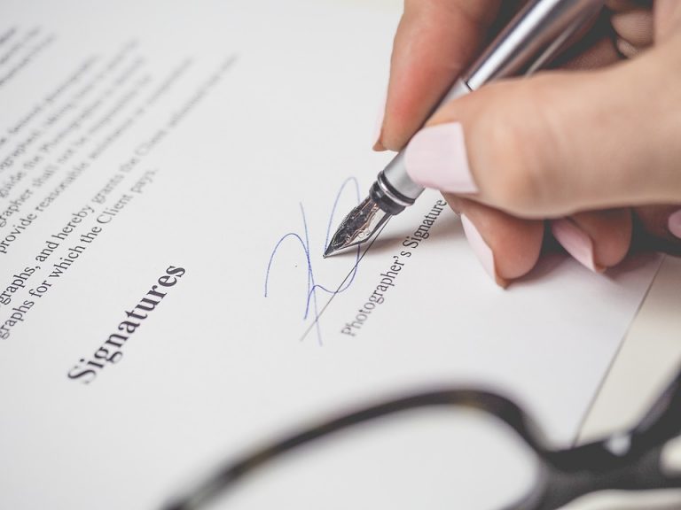 Contratto di lavoro, ecco come orientarsi: diritti, clausole e regole ...