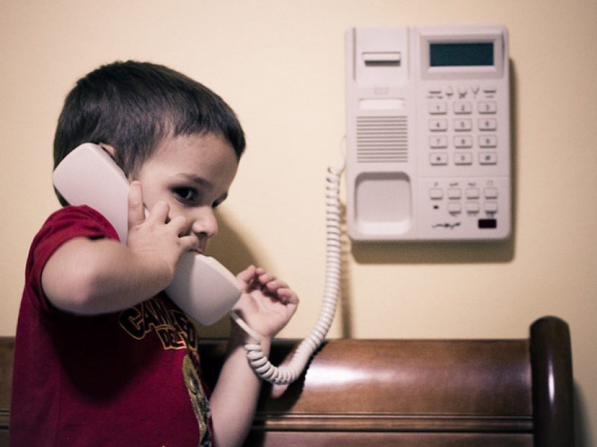 Звонок папу и маму. Ребенок с телефонной трубкой. Ребенок звонит. Мальчик говорит по стационарному телефону. Малыши с трубкой телефона.