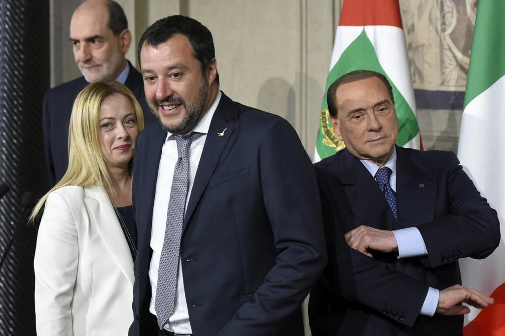 Berlusconi Aiuta Le Persone In Difficoltà
