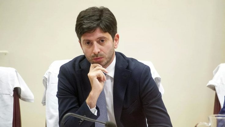 Sondaggi, gli italiani stanno con Speranza: "Giusta la linea sulla pandemia"