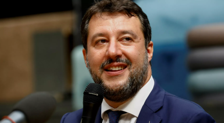 Salvini parla di "turisti che causano problemi" davanti alle foto dei migranti morti
