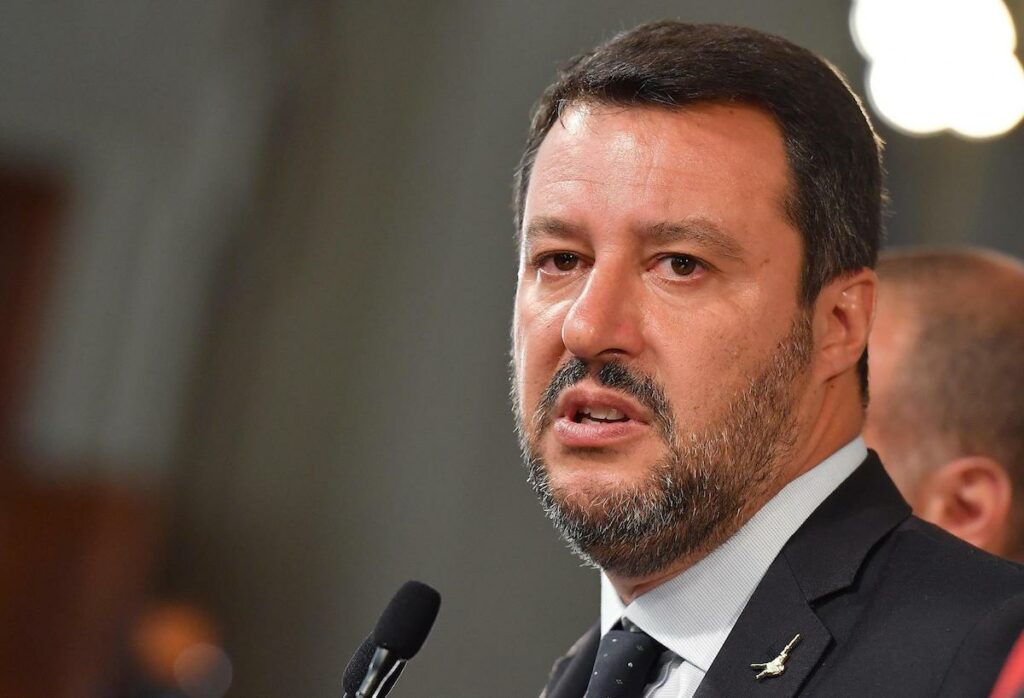 Salvini si improvvisa scienziato. E cerca un nesso tra migranti e coprifuoco
