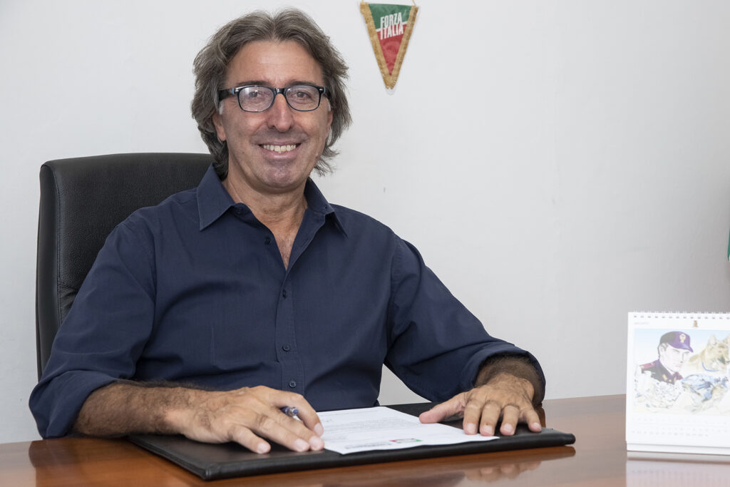 Il consigliere FdI: "Violenze in strada? Colpa delle ragazzine in shorts"