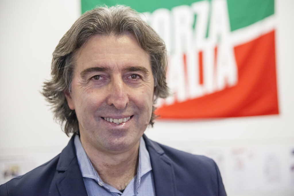 Il consigliere FdI: "Violenze in strada? Colpa delle ragazzine in shorts"