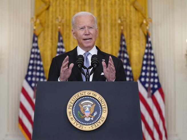 Tutti contro Biden: dopo la fuga dall'Afghanistan, il presidente Usa finisce massacrato
