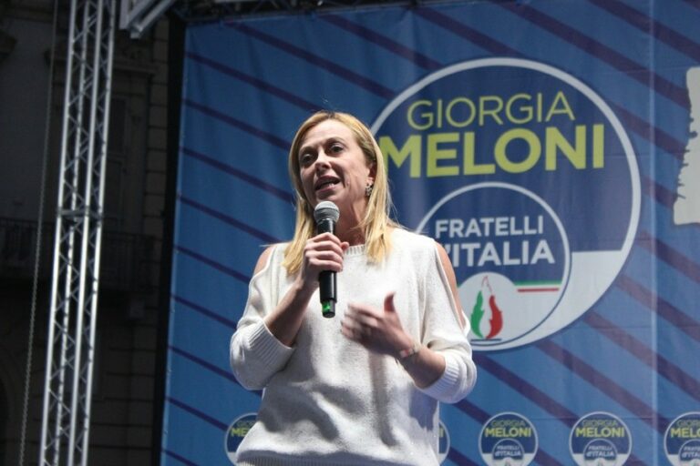Meloni contestata a Torino