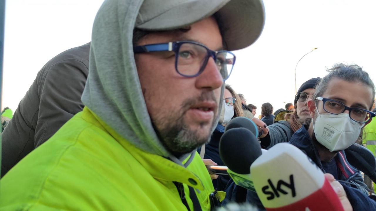 Scontro con i portuali a L'aria che tira