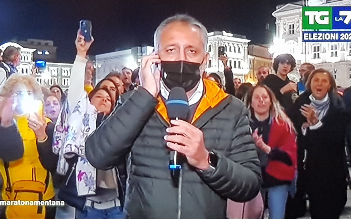 Manifestanti a Trieste bruciano cartello contro Draghi