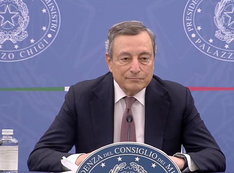 Draghi: "Ancora troppi morti di Covid. I vaccini? Salvano vite"