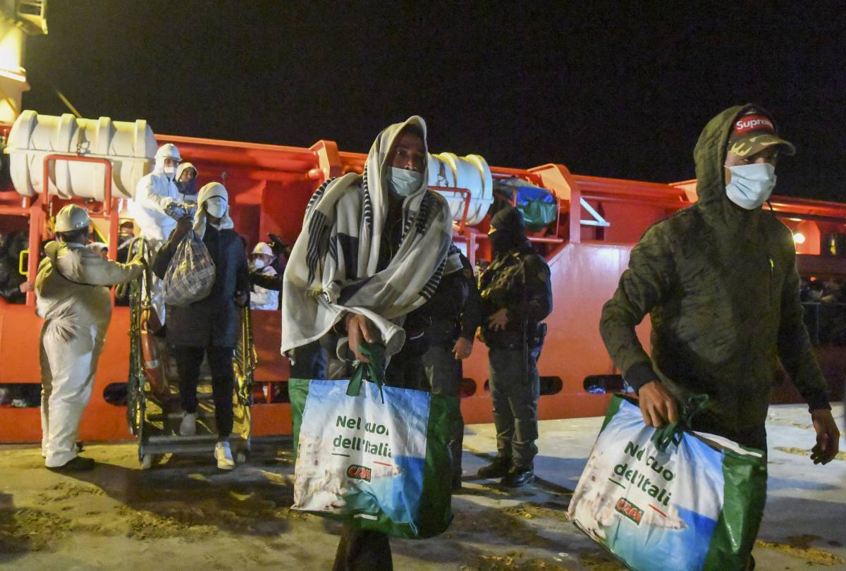 Migranti rifiutano tampone per evitare rimpatrio