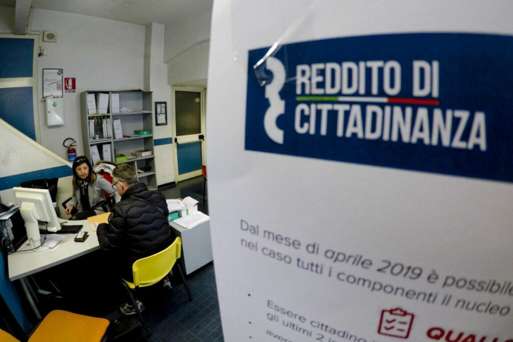 I No vax rischiano di perdere il reddito di cittadinanza