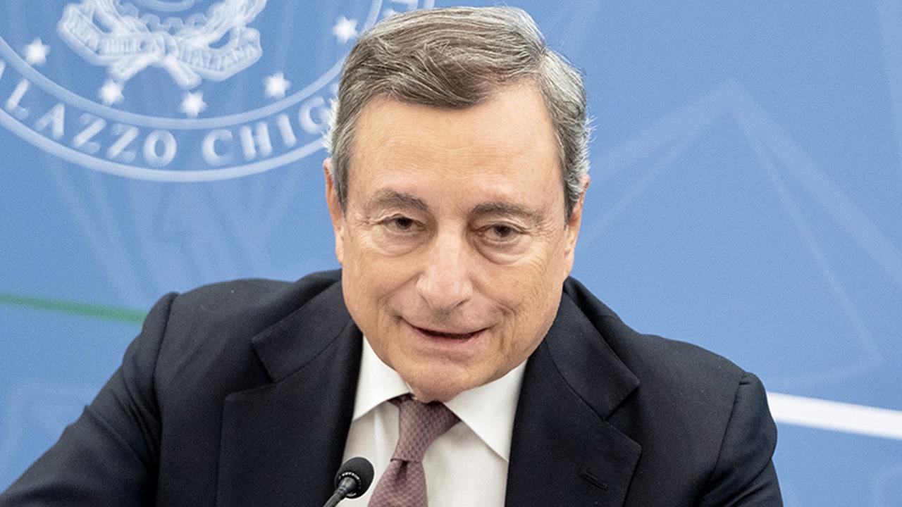 Draghi in conferenza stampa punta il dito contro i no vax