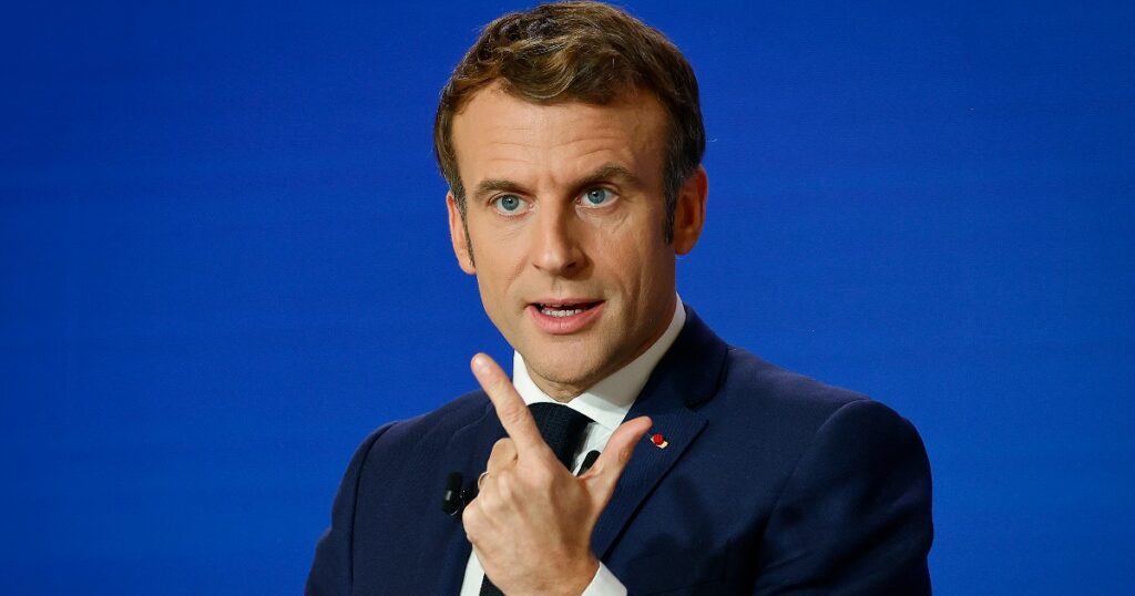 Macron attacca i no vax francesi