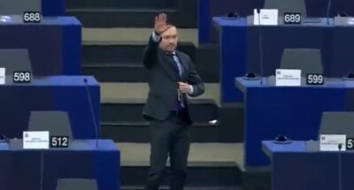 L’eurodeputato prova pure a giustificarsi dopo questo gesto