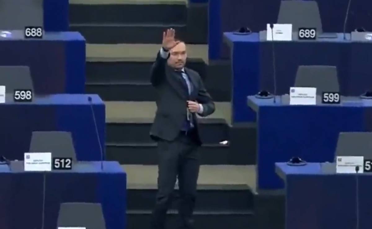 L’eurodeputato prova pure a giustificarsi dopo questo gesto