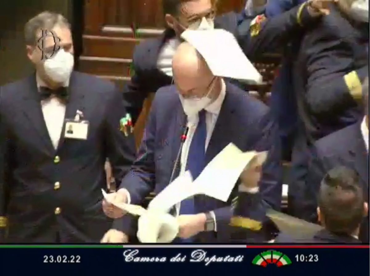 Il governo pone la fiducia sull’obbligo vaccinale e alla Camera finisce male