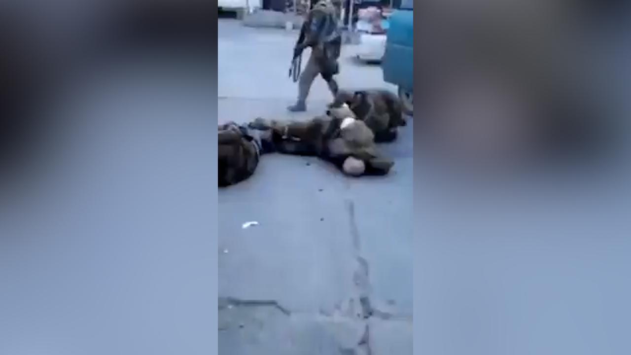 Virale il video dei prigionieri russi a cui sparano alle gambe, ma gli ucraini negano