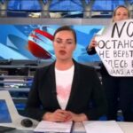 Virale il video della donna che contesta la guerra di Putin in diretta tv