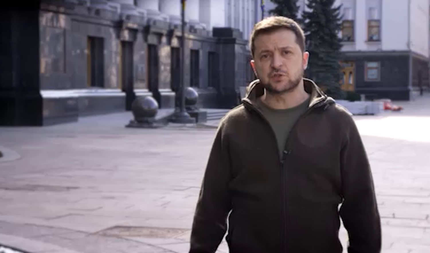 Zelensky si mostra per la prima volta all’aperto