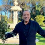 Berlusconi, la foto con il ramoscello d’ulivo diventa virale