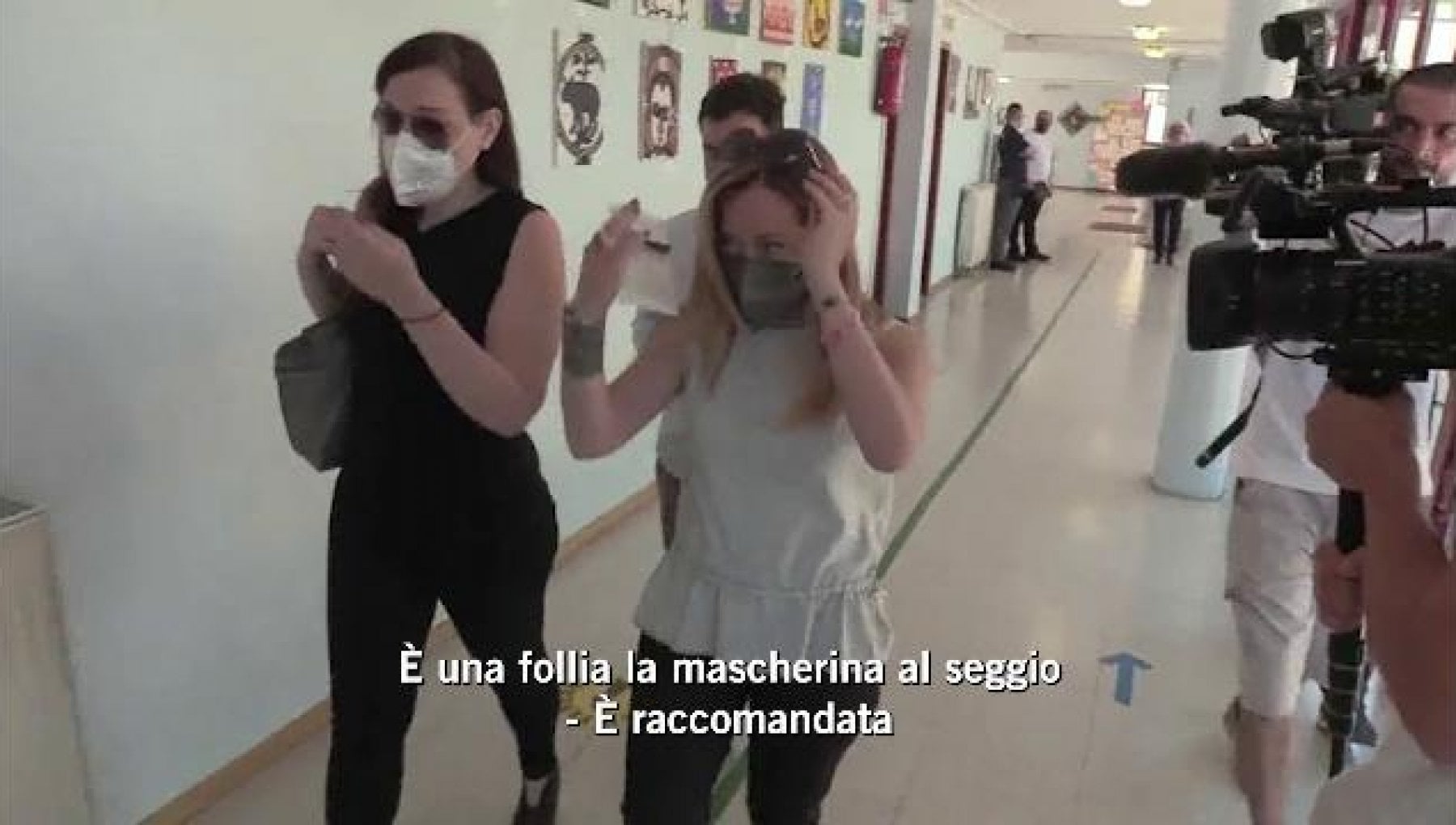 L’imbarazzante gaffe di Giorgia Meloni al seggio elettorale