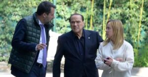 Dopo la batosta elettorale Berlusconi capisce l’antifona