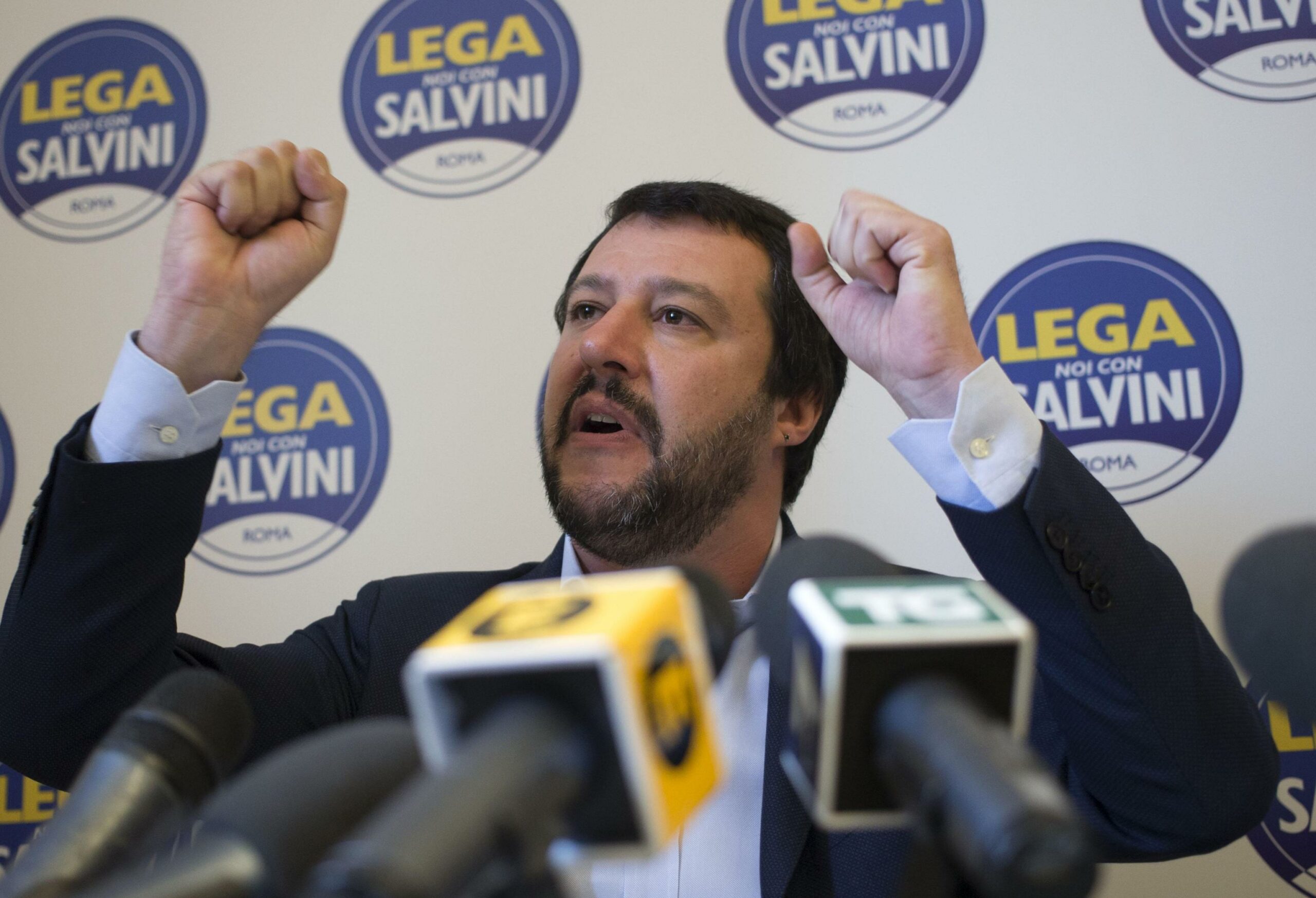 I russi si prendono il porto di Mariupol e Salvini esulta