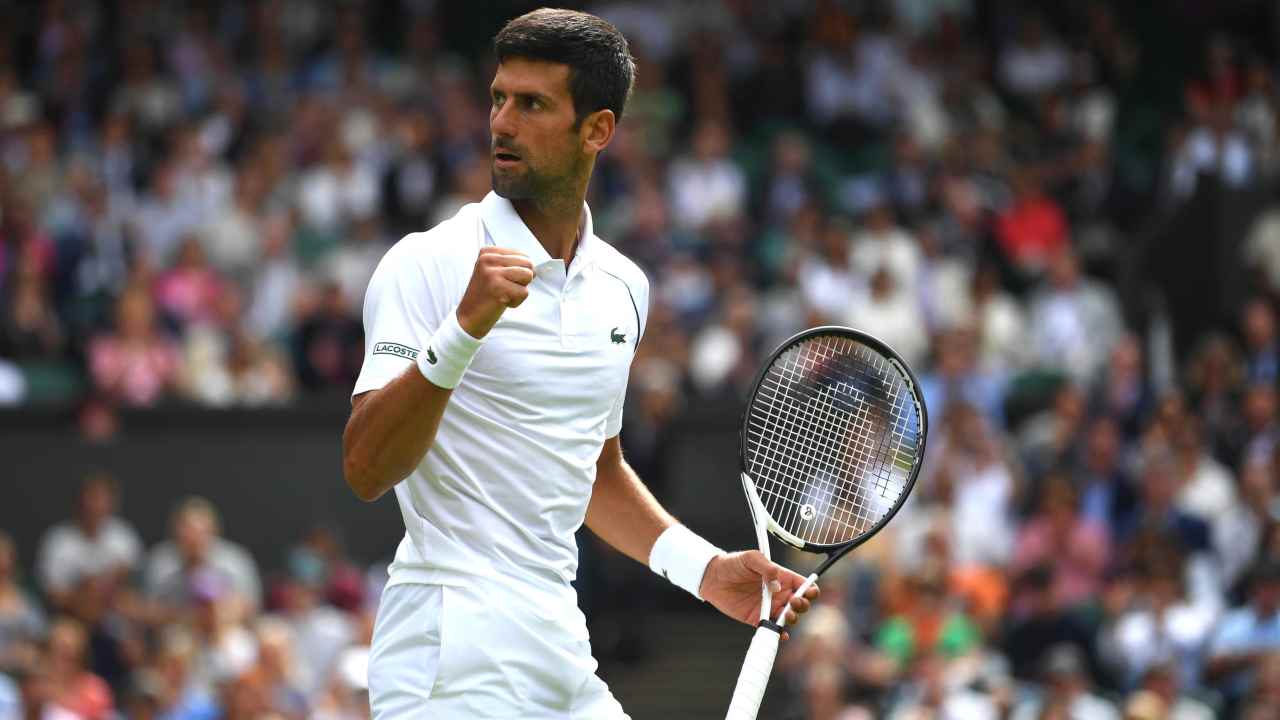 Wimbledon, Djokovic inala una sostanza ‘sospetta’ e la rete si scatena