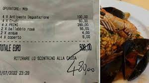 Il conto del ristorante è troppo alto e i clienti reagiscono male