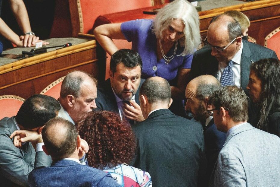 Salvini brinda dopo le dimissioni di Draghi