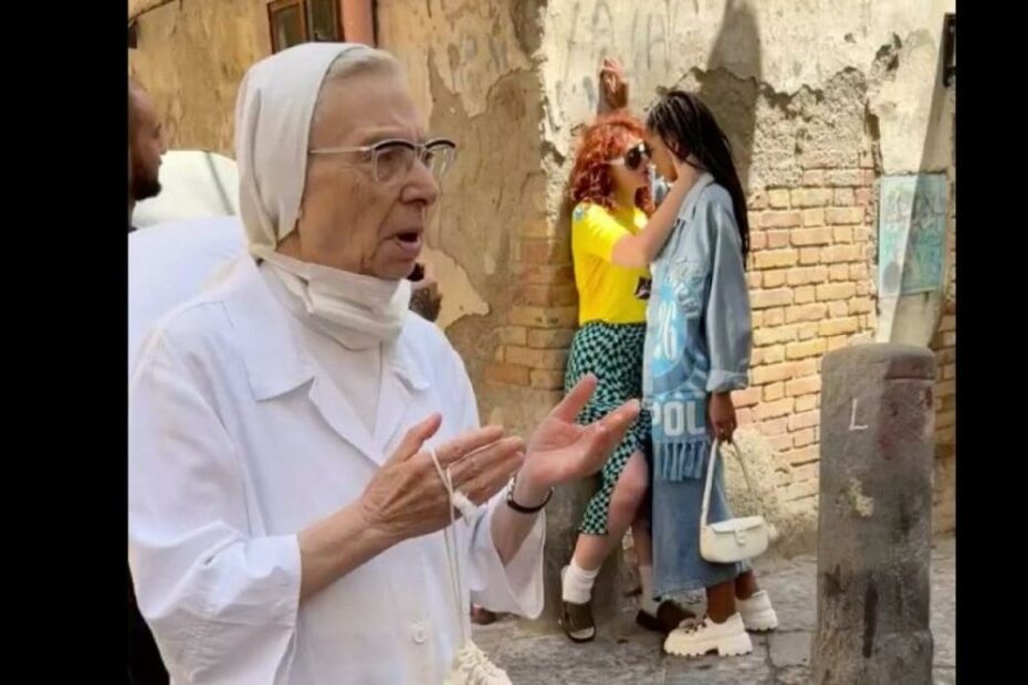 Il racconto shock del fotografo del bacio lesbo di Napoli interrotto da una suora