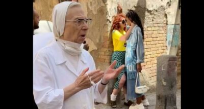 Il racconto shock del fotografo del bacio lesbo di Napoli interrotto da una suora