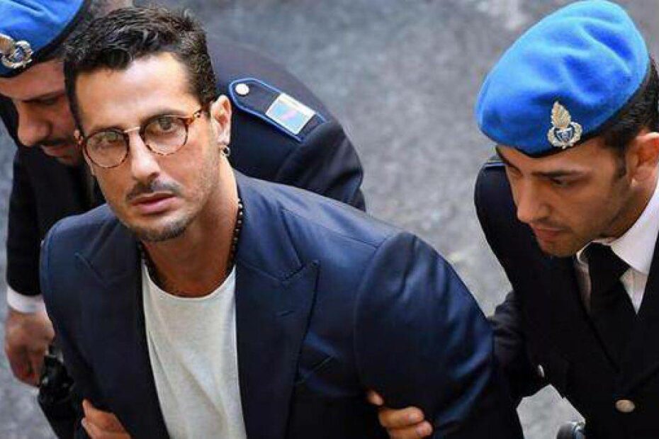 Fabrizio Corona sfida la polizia durante il processo