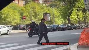 Renato Zero parcheggia il suo Hummer sulle strisce, ma per lui finisce male