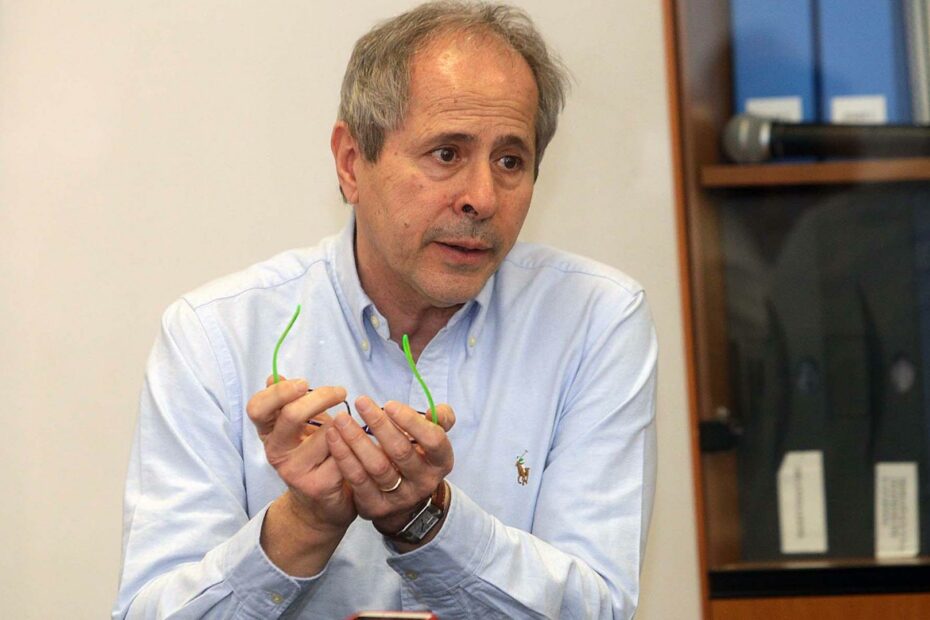 Crisanti rinuncia allo stipendio da senatore per quello da medico, ma arriva la doccia fredda