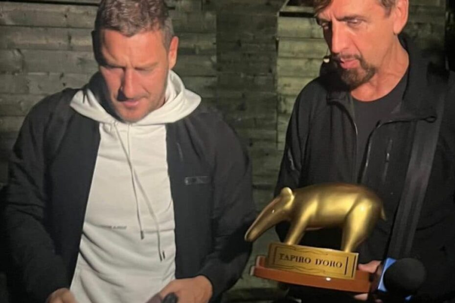 Tapiro d’Oro a Totti e battuta al veleno contro Ilary